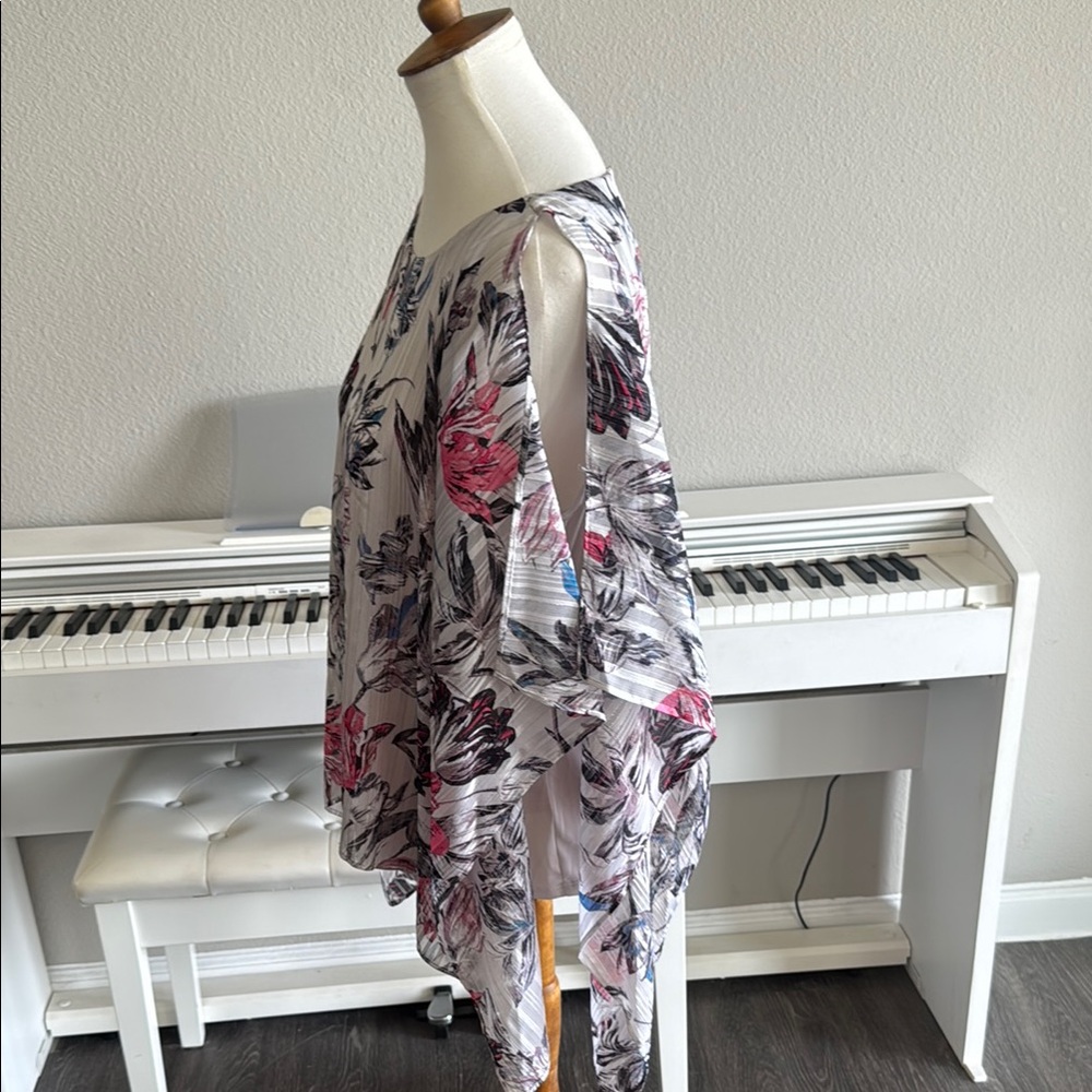 Jennifer Lopez Gray, Pink, and White Blouse sz Large - Picture 2 of 7